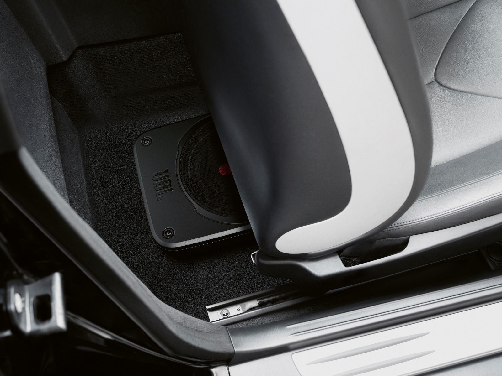 JBL BassPro Lite active subwoofer 7" (178 mm).